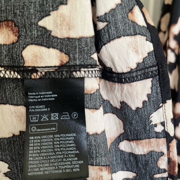 EUC Women’s H&M animal print V-neck dress size M - Picture 4 of 4